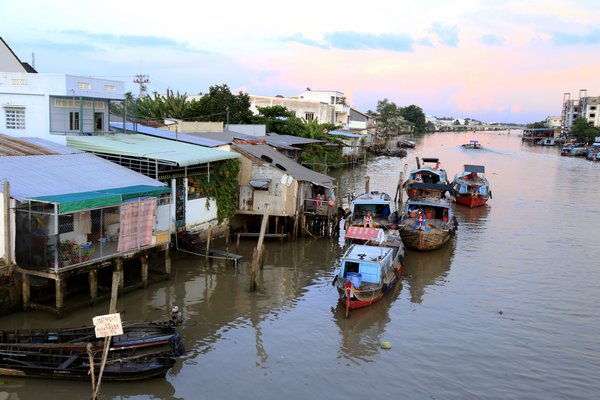 Những ngôi nhà ven sông tìm ẩn nhiều nguy hiểm, bởi nguy cơ sạt lở đang diễn biến hết sức phức tạp.