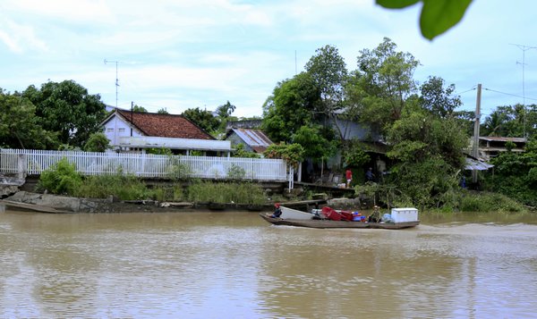 Đây là phần đất trước nhà của người dân đã bị lở hết xuống sông.