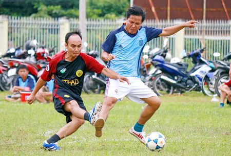 Pha tranh bóng trong trận An Phước (áo đen) thắng Tân Long 3-1.