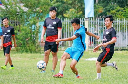  Pha tranh bóng trong trận DNTN Cát Tường (áo đen) hòa Bình Phước 1-1.