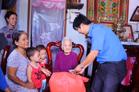  Bí thư Thành Đoàn Vĩnh Long- Văn Công Trí thăm hỏi và tặng quà Mẹ Việt Nam anh hùng Thái Thị Ba (xã Tân Ngãi)