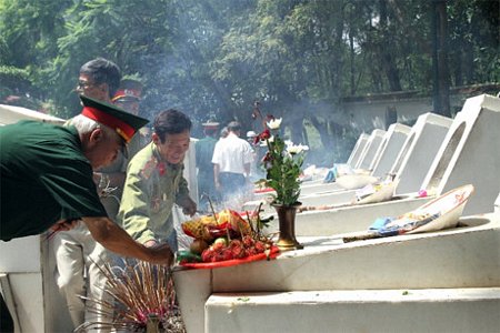  Các cựu chiến binh thắp hương tại khu mộ của 10 nữ thanh niên xung phong.