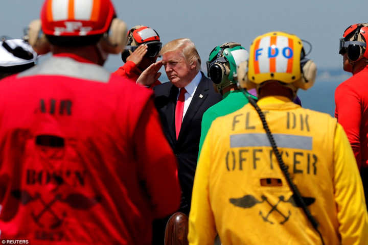 Ông Trump giơ tay chào các thành viên thủy thủ đoàn trước khi lên trực thăng Marine One rời tàu USS Gerald R. Ford.