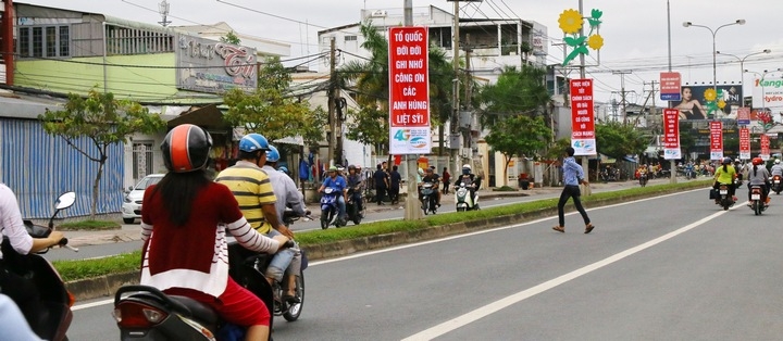  Bất chấp nguy hiểm nhiều người đã băng qua đường không đúng quy định.