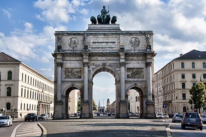 Siegestor nằm ở Munich, giữa Đại học Ludwig Maximilian và đại lộ Ohmstraße. Khải hoàn môn Siegestor được xây dựng từ năm 1843 đến năm 1852. Cỗ xe tứ mã đặt lên trên là tác phẩm của Friedrich Brugger, Johann Martin von Wagner và Johann von Halbig. Nữ thần bảo hộ Bayern, Bavaria, cưỡi cỗ xe tứ mã hướng về phía ra khỏi thành phố. Mặt phía bắc Khải Hoàn Môn có khắc dòng chữ 