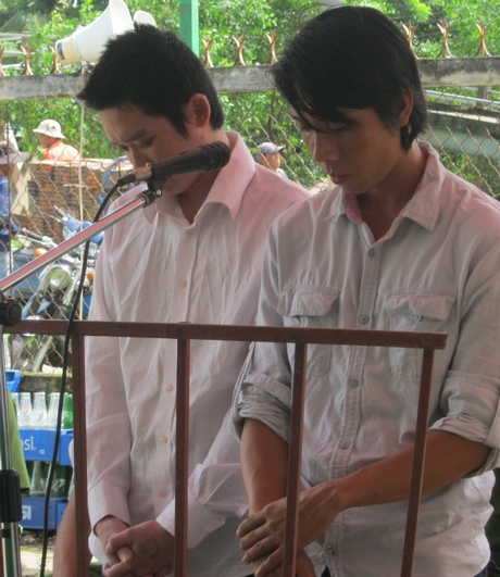 Bị cáo Phúc (trái) và Trung tại phiên tòa sơ thẩm lưu động.