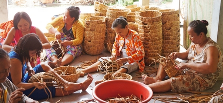 Việc gia công sản phẩm tiểu thủ công nghiệp giờ đây được xem là thu nhập chính đối với một số lao động nông thôn.