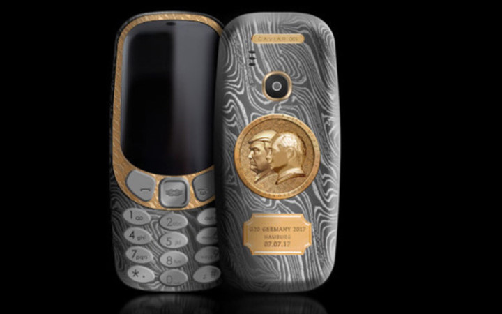 Nokia 3310 Putin & Trump được chế tạo bằng titanium phủ thép Damascus bên ngoài. Đây là loại thép truyền thống của vùng Trung Đông, có đặc tính chắc chắn, khó vỡ và đàn hồi tốt (Ảnh: CAVIAR)