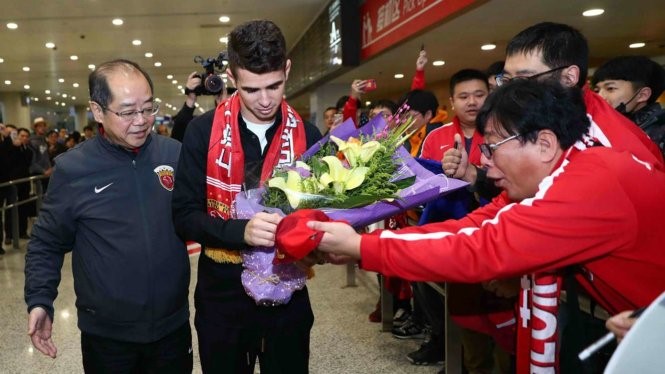 SIPG Shanghai - CLB sở hữu Oscar (giữa) phủ nhận cáo buộc nợ nần. Ảnh: GETTY IMAGES