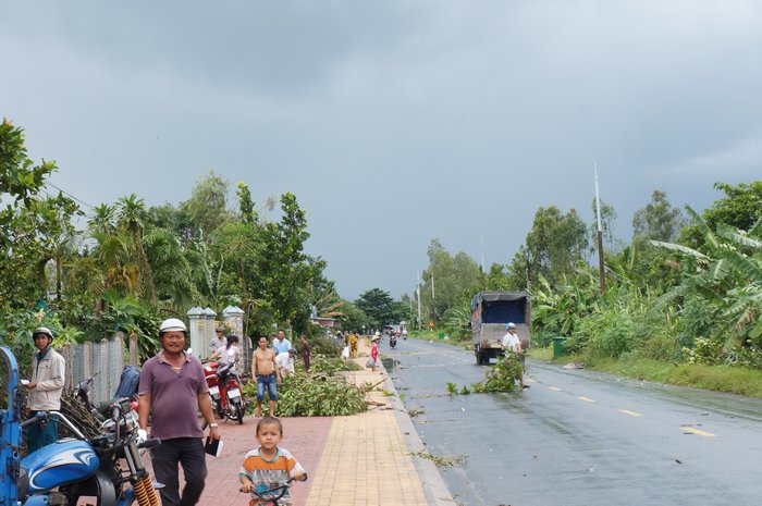 Khung cảnh xơ xác sau trận lốc xoáy.