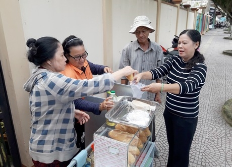 Những ổ bánh mì hay gói xôi đã làm ấm lòng nhiều người trong lúc khó khăn.