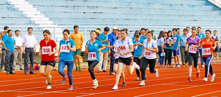 Các VĐV nữ tranh tài nội dung chạy việt dã.