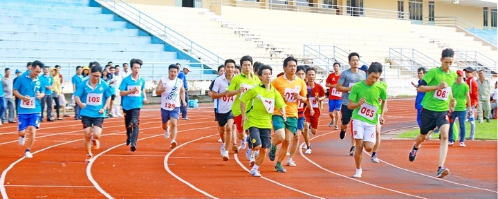 Các VĐV nam tranh tài nội dung chạy việt dã.  