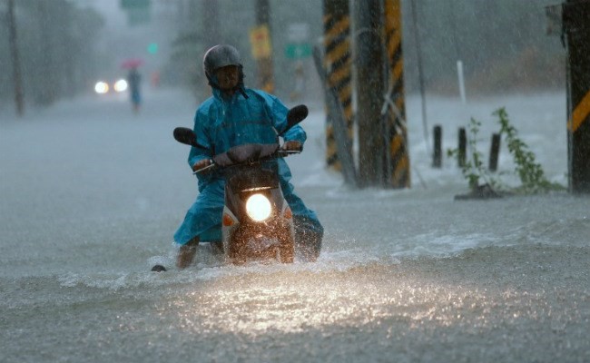 Bão Nesat gây mưa lớn khi quét qua Đài Loan tối 29/7. (Nguồn: AFP)