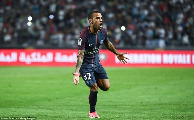 Alves góp công trong cả hai bàn thắng của PSG.