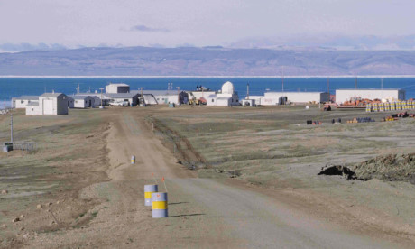 Làng Alert, Canada: Alert là một ngôi làng nhỏ nằm ở phía bắc vùng Nunavut Canada, cách Bắc Cực khoảng 800 km. Alert được cho là một trong những nơi xa xôi nhất trên Trái đất khi cách ngôi làng gần nhất tới 2.100 km, nhiệt độ vào mùa đông có thể giảm xuống -40 độ khiến vùng đất này trở thành nơi rất khó khăn để sống. Chỉ có 5 người dân sinh sống ở đây. Do vị trí địa lý đặc biệt, làng Alert được chiếu sáng liên tục 24 giờ liên tục trong những tháng mùa hè, và chìm trong bóng tối trong mùa đông. Ảnh: Panoramio.