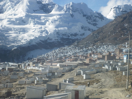 Thành phố La Rinconada, Peru: Thành phố miền núi hẻo lánh La Rinconada nằm ở độ cao hơn 5.000 m. Tuy xa xôi hẻo lánh nhưng lại có tới 30.000 cư dân sinh sống ở đây. Hầu hết họ đều tham gia vào việc kinh doanh khai thác vàng. Không có đường bay nào đến thành phố nên cách duy nhất để đến đây là bằng xe tải vượt qua những con đường núi cực kỳ nguy hiểm. Ảnh: Speleominas.