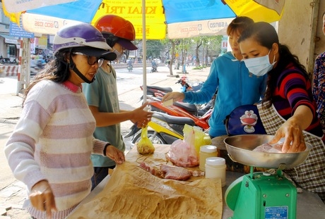 Đây là địa điểm bán thịt heo sạch “tạm thời” của ông Hải trong khi chờ được cấp phép kinh doanh tại địa điểm mới.