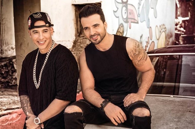 Luis Fonsi (phải) và Daddy Yankee.