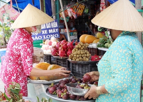 Tại các chợ, vẫn còn mập mờ nguồn gốc trái cây nội- trái cây ngoại.