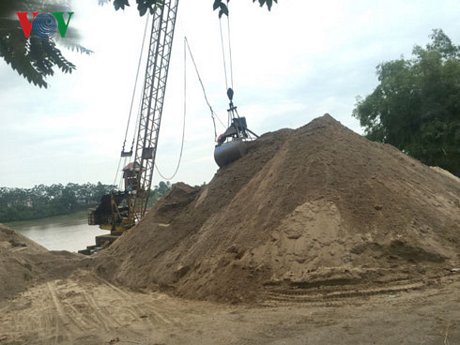 Giá cát đang tăng từng ngày, nhiều đại lý vật liệu xây dựng không có cát để bán.