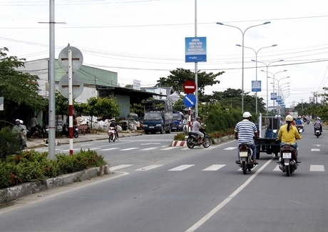 Tại điểm giao nhau nhưng vạch kẻ đường liền nên phương tiện cơ giới không thể rẽ trái.