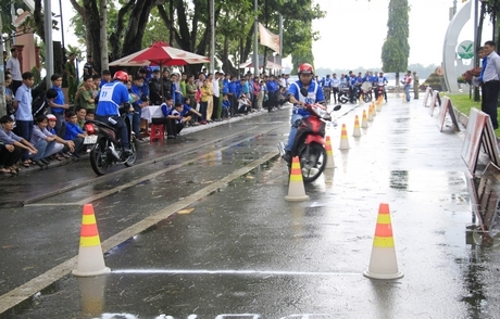 Các thí sinh thi thực hành chạy linh hoạt qua hàng cọc tiêu