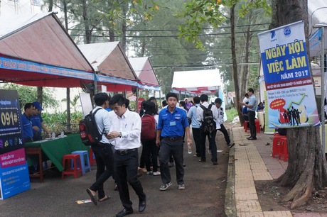 -“Ngày hội việc làm” là cơ hội để sinh viên tiếp cận hơn 20 doanh nghiệp và đa dạng ngành nghề.  