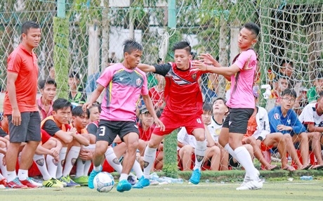 Pha tranh bóng giữa TAGS Mỹ Hạnh (áo đỏ) trong trận chung kết thắng Vàng Lộc Tài 2-1.