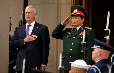 Bộ trưởng Quốc phòng Mỹ James Mattis (trái) đón tiếp Bộ trưởng Quốc phòng Việt Nam Ngô Xuân Lịch tại Lầu Năm Góc ở Arlington, bang Virginia ngày 8/8 - Ảnh: REUTERS