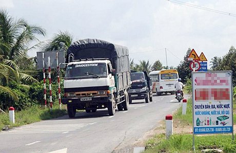 Nhiều xe tải, ôtô khách đi vào đường huyện nhỏ hẹp để né trạm thu phí Cai Lậy. Ảnh: Hoàng Nam.