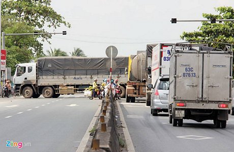 Sau khi né trạm thu phí, nhiều xe quay đầu trên quốc lộ gây ùn tắc giao thông cục bộ. Ảnh: Việt Tường.