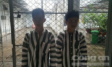 Vũ và Nghĩa tại cơ quan công an.
