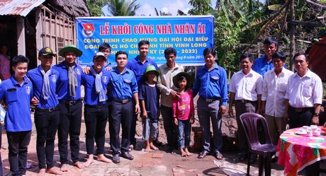  Chụp ảnh lưu niệm với gia đình được hỗ trợ xây nhà