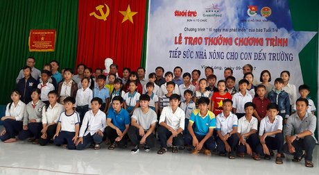  Lãnh đạo chính quyền các cấp cùng nhà tài trợ và con nông dân trong tỉnh tại lễ trao thưởng chương trình “Tiếp sức nhà nông cho con đến trường”. 