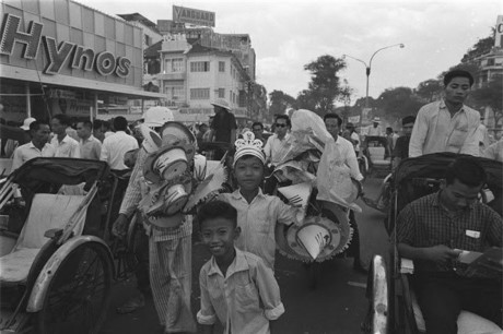 Người dân đổ về chợ trung tâm và chợ hoa vào buổi tối đêm 30 Tết âm lịch năm 1966. Ảnh VT