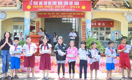 Tặng sách giáo khoa và tập cho học sinh.