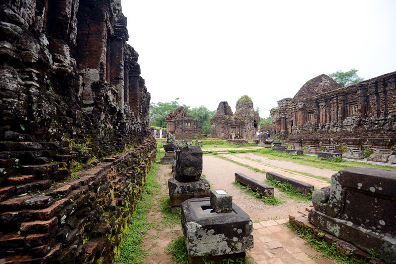 Những ngọn tháp và lăng mộ có niên đại từ thế kỷ VII đến thế kỷ XIV, nhưng các kết quả khai quật cho thấy các vua Chăm đã được chôn cất ở đây từ thế kỷ IV. Tổng số công trình kiến trúc là trên 70 chiếc. Ảnh: Zing.