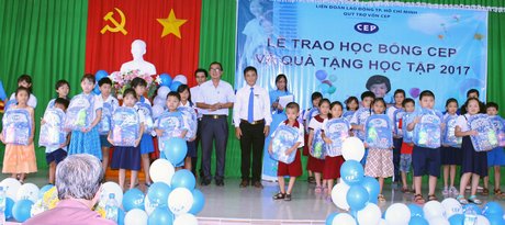 Tặng quà cho các em học sinh nghèo hiếu học