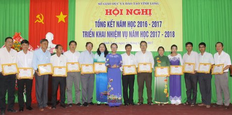 Sở GD-ĐT tặng giấy khen các trường đã có thành tích tốt nghiệp THPT quốc gia năm 2017 đạt 100%, hiệu quả đào tạo năm học 2016-2017 đạt trên 80% và tăng so năm học trước.