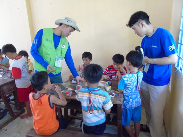 Lớp khoa học, các em thực hành các mô hình vừa học vừa chơi.