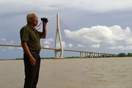 Mỗi khi có âm thanh lạ, ông To thường mang ống nhòm ra tìm kiếm người gặp nạn.