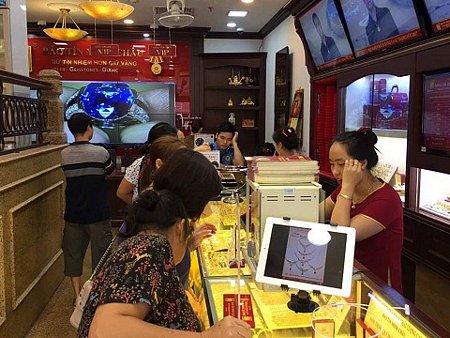 Khách hàng giao dịch tại Bảo Tín Minh Châu.