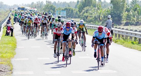 Các tay đua vào địa phận TP Châu Đốc (An Giang).