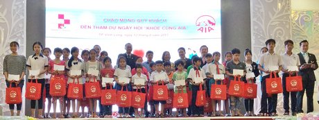  Đại diện lãnh đạo công ty và hội khuyến học tại lễ trao học bổng.