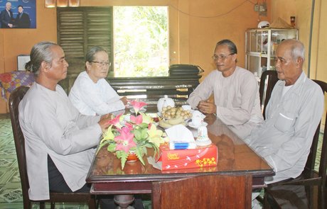 Ông Nhanh luôn quan tâm vận động trong bổn đạo cùng xây dựng khối đại đoàn kết dân tộc ngày càng vững mạnh.