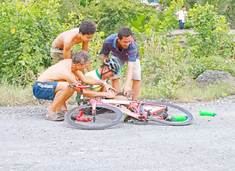 ay đua Nguyễn Huỳnh Đăng Khoa (31, Gạo Hạt ngọc trời An Giang) ngã té rách ở chân phải, được người dân địa phương hỗ trợ.