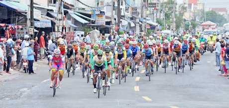 Các tay đua tranh tài chặng 6, khi rời TP Cà Mau.