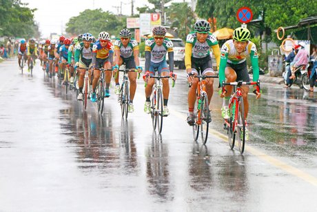  Mưa khá lớn khiến các tay đua phải tranh tài vất vả.