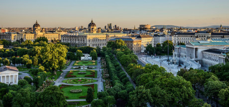 Vượt trên thành phố Vienna của Áo. Ảnh: Austria.